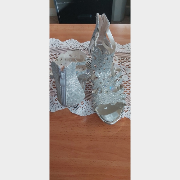 Women Silver Shoes from a company call "Action" - Picture 2 of 5